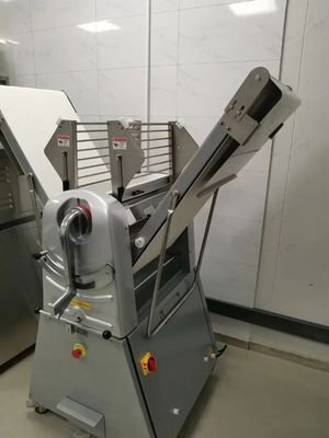 Mesin Pembuat Adonan Roti 500mm Yasur 0.75kw Rol Adonan Tugas Berat yang Dapat Direvisi